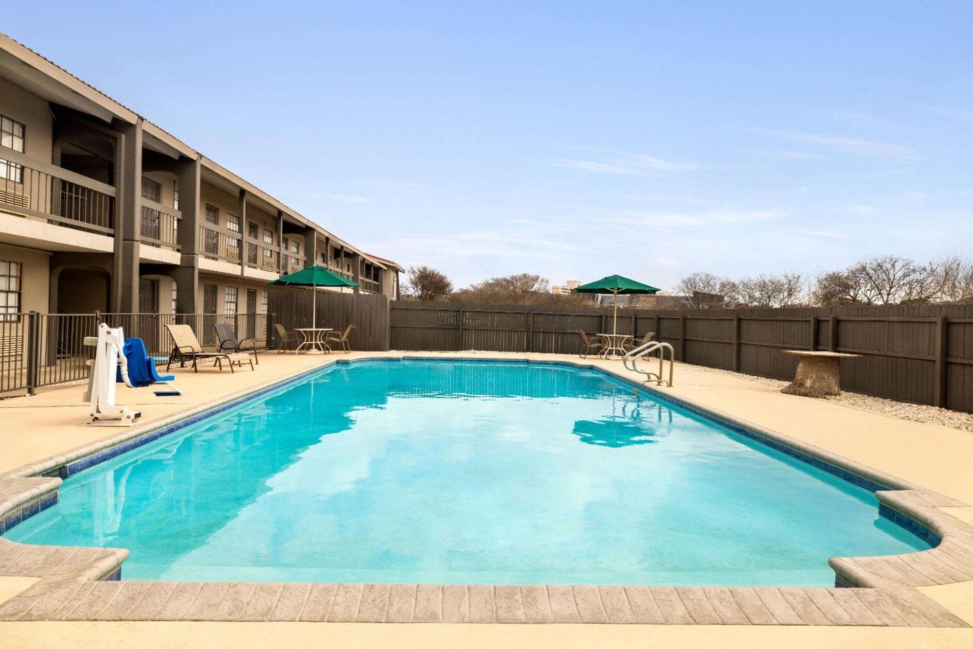 La Quinta Inn By Wyndham San Antonio Lackland Екстер'єр фото